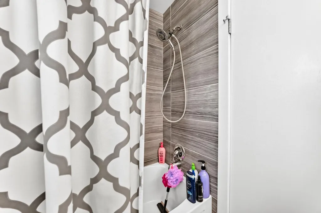4803 5 Avenue SW Calgary AB T3C 0C7