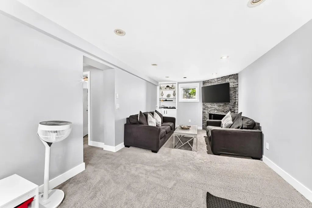 4803 5 Avenue SW Calgary AB T3C 0C7