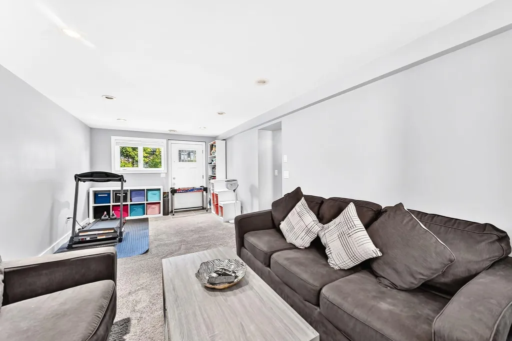4803 5 Avenue SW Calgary AB T3C 0C7