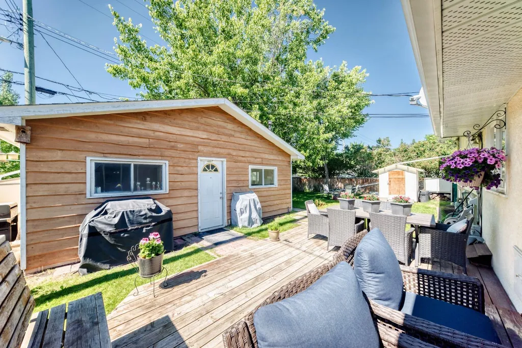 4803 5 Avenue SW Calgary AB T3C 0C7
