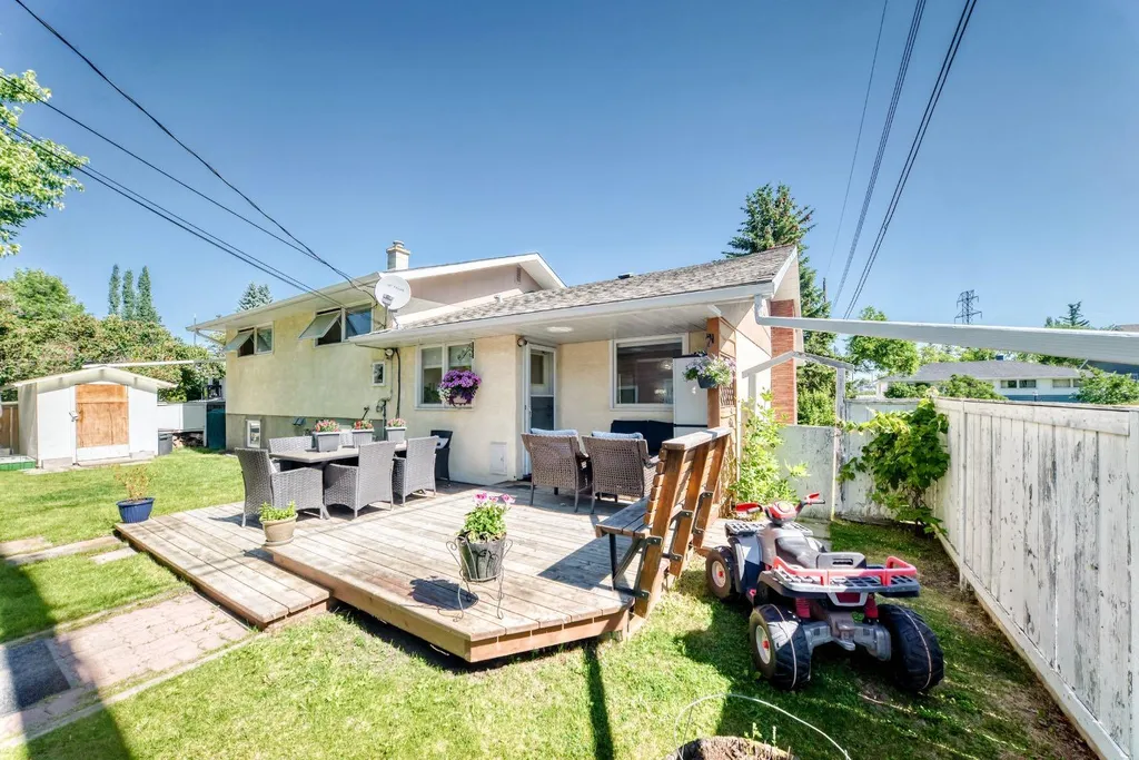4803 5 Avenue SW Calgary AB T3C 0C7