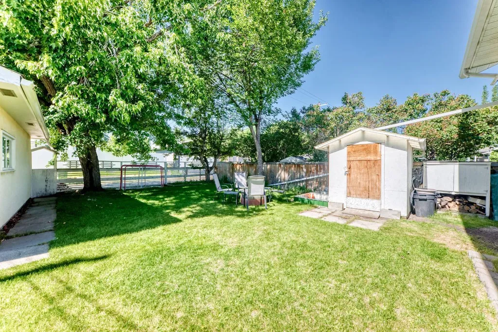 4803 5 Avenue SW Calgary AB T3C 0C7