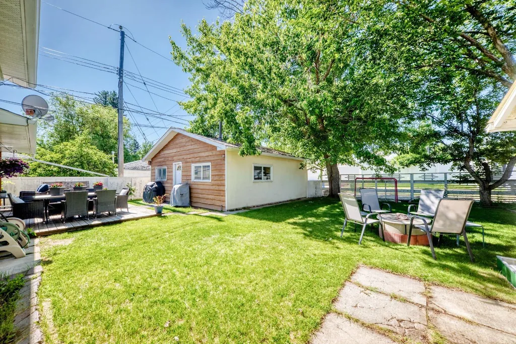 4803 5 Avenue SW Calgary AB T3C 0C7