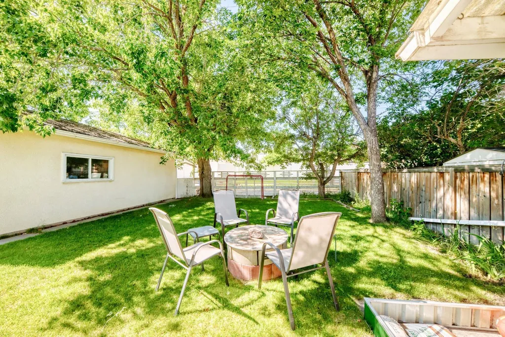 4803 5 Avenue SW Calgary AB T3C 0C7