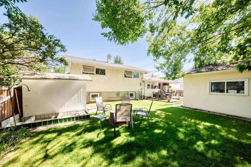 4803 5 Avenue SW Calgary AB T3C 0C7