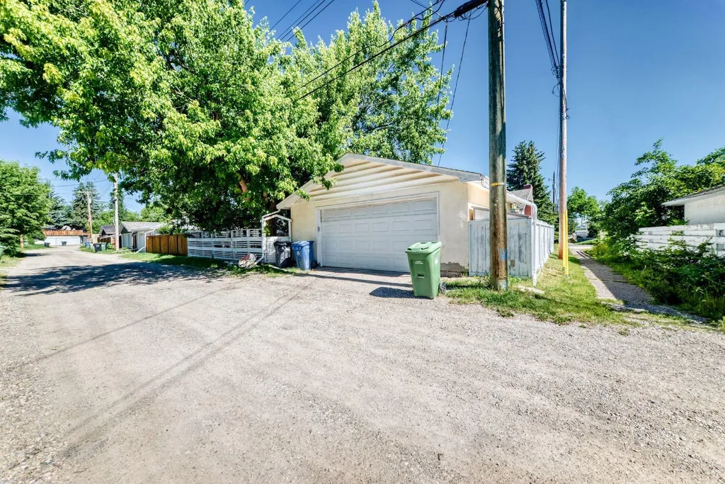 4803 5 Avenue SW Calgary AB T3C 0C7