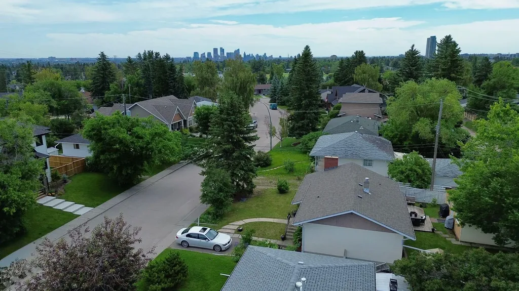4803 5 Avenue SW Calgary AB T3C 0C7