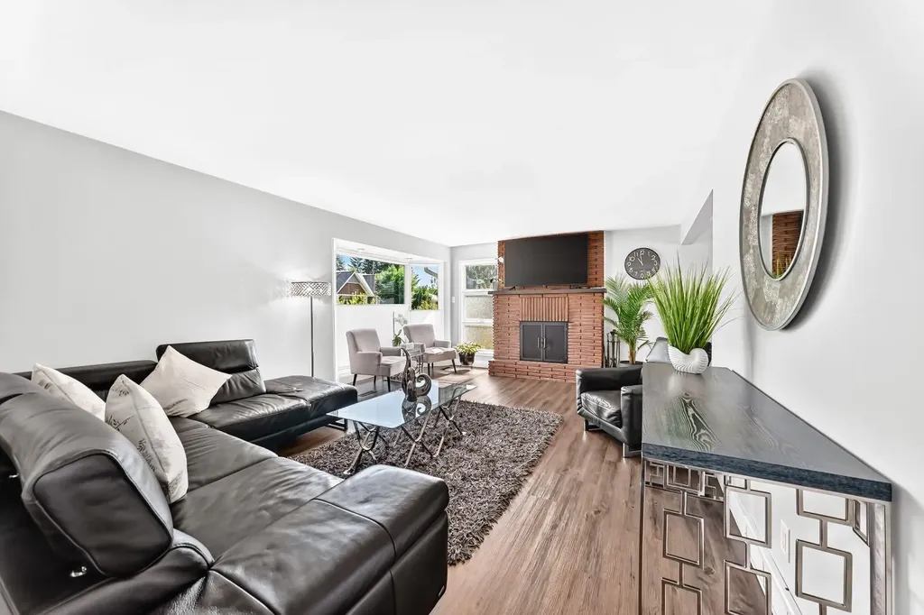 4803 5 Avenue SW Calgary AB T3C 0C7