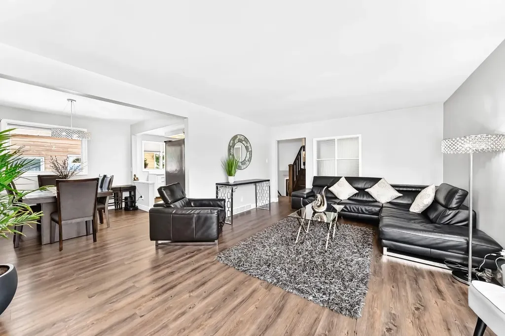 4803 5 Avenue SW Calgary AB T3C 0C7