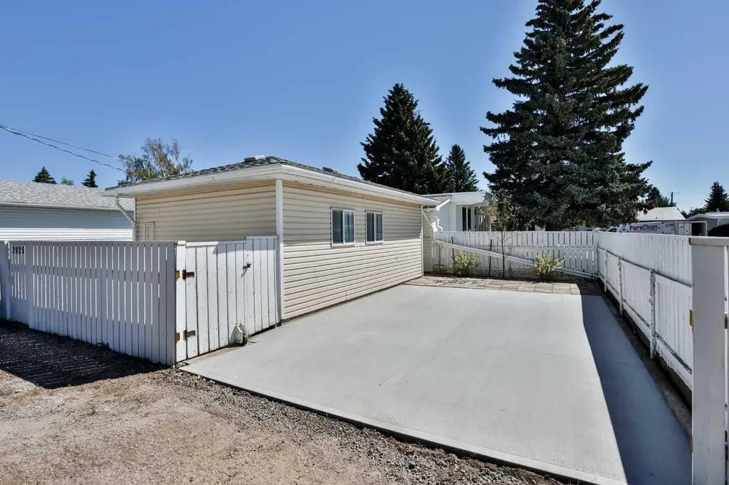 2925 11a Avenue S Lethbridge AB T1K 0M5