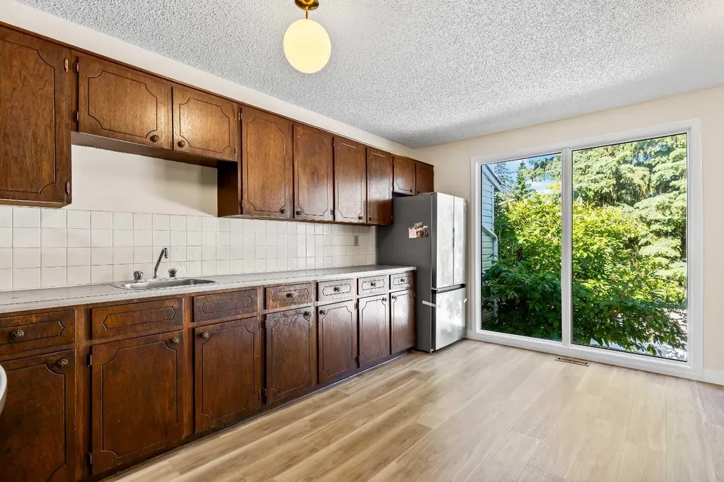 101 Sabrina Way SW Calgary AB T2W 4J4