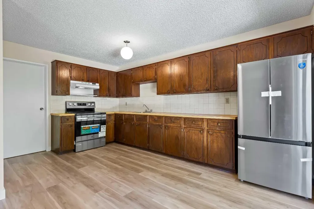 101 Sabrina Way SW Calgary AB T2W 4J4