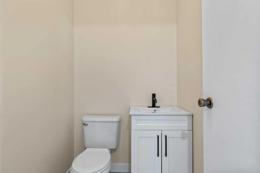 101 Sabrina Way SW Calgary AB T2W 4J4