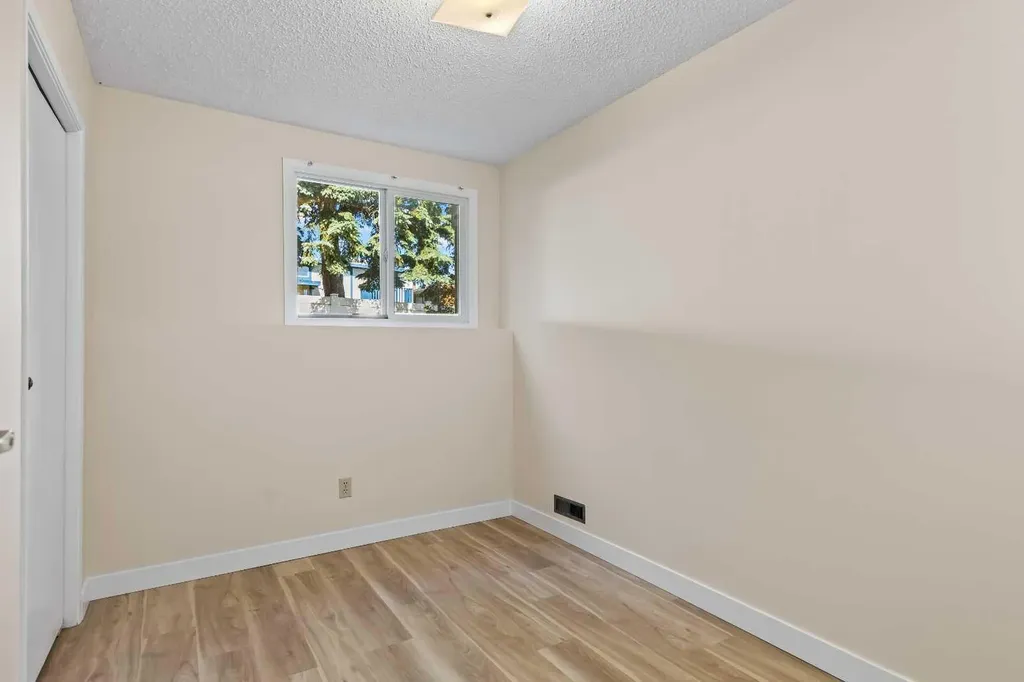 101 Sabrina Way SW Calgary AB T2W 4J4