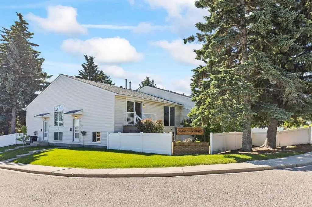 101 Sabrina Way SW Calgary AB T2W 4J4