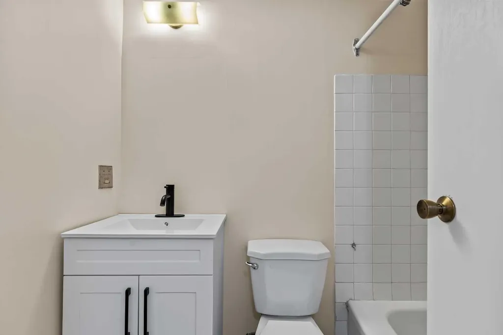 101 Sabrina Way SW Calgary AB T2W 4J4