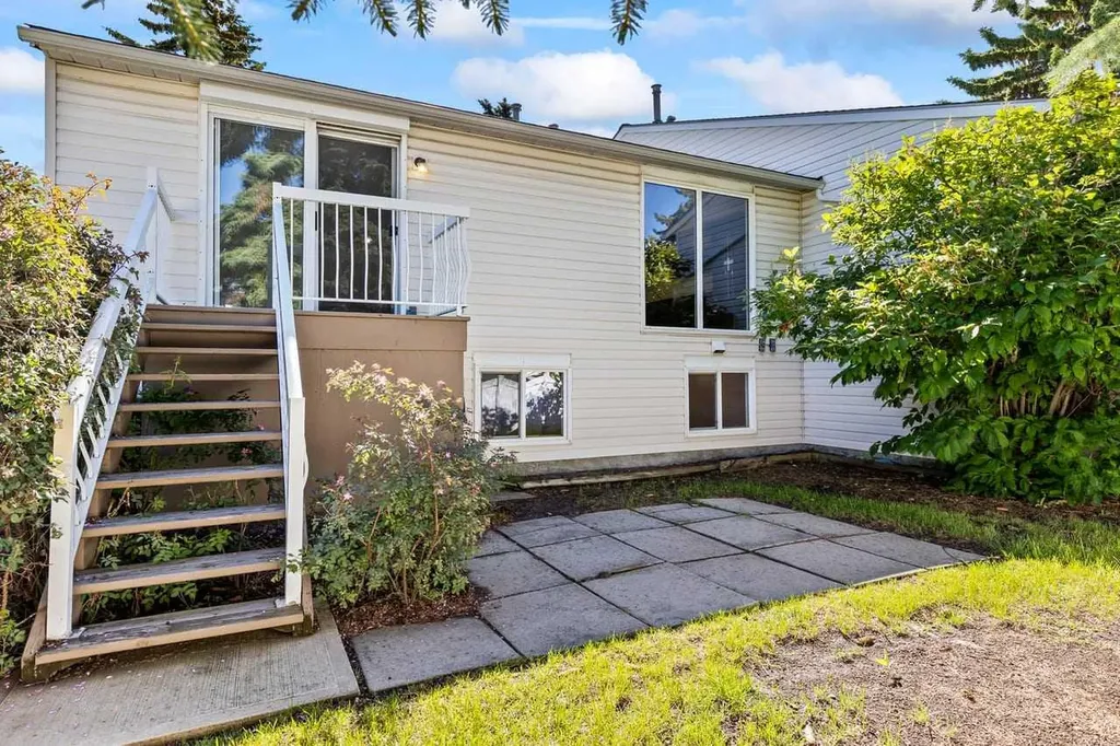 101 Sabrina Way SW Calgary AB T2W 4J4