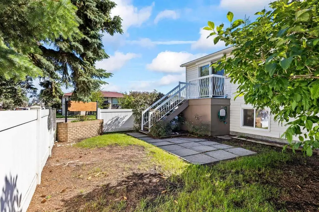 101 Sabrina Way SW Calgary AB T2W 4J4