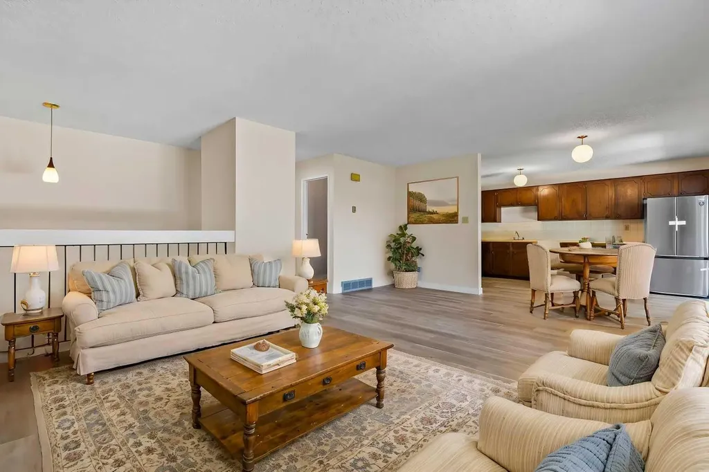101 Sabrina Way SW Calgary AB T2W 4J4