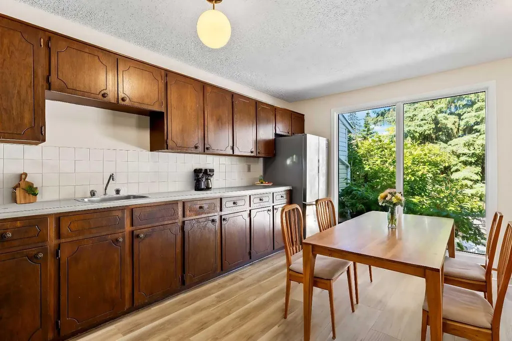 101 Sabrina Way SW Calgary AB T2W 4J4