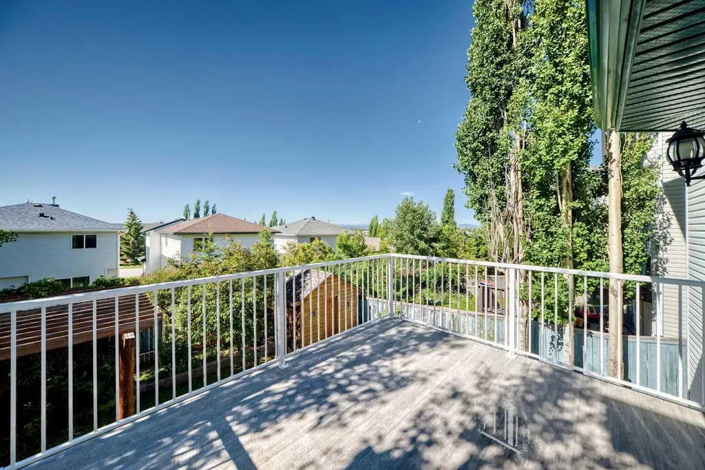 65 Tuscarora Place NW Calgary AB T3L2G1