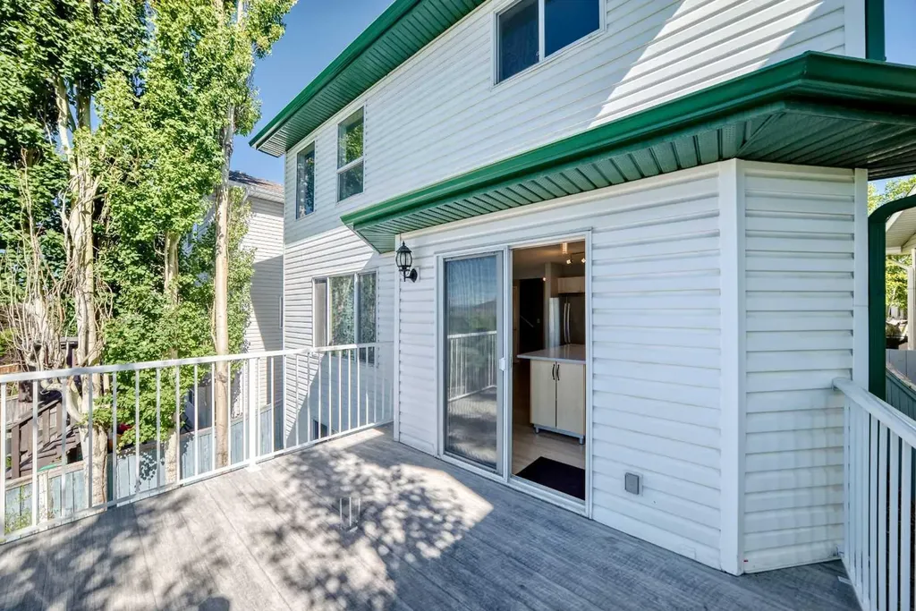 65 Tuscarora Place NW Calgary AB T3L2G1