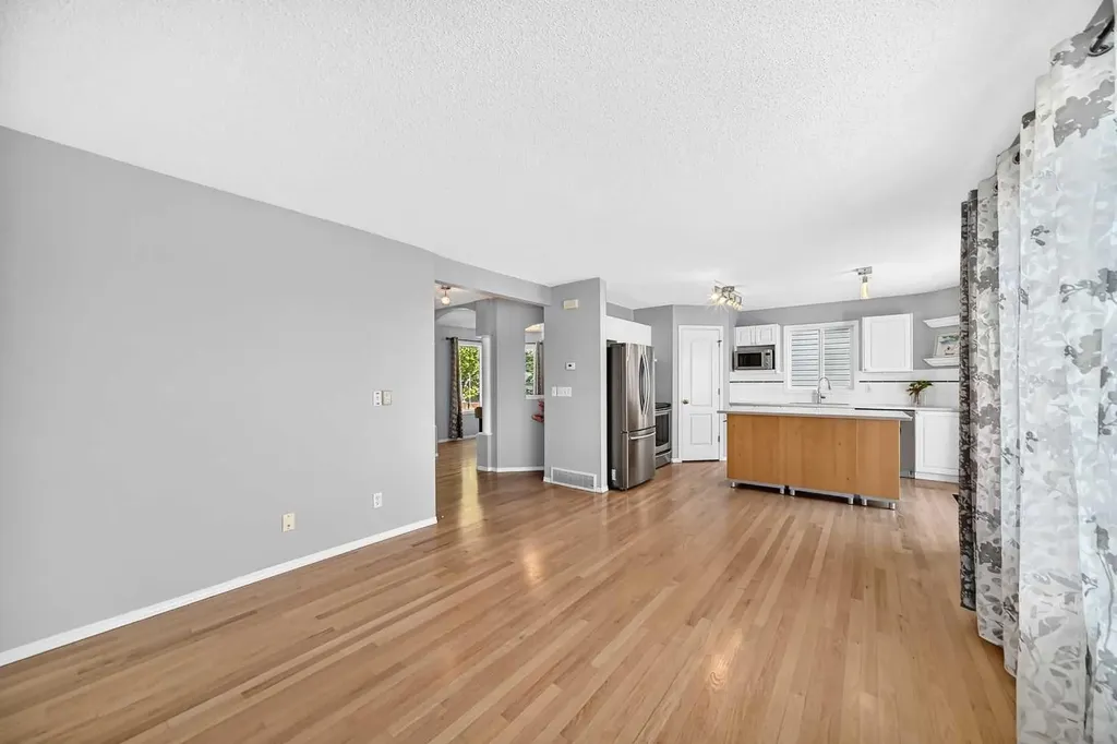 65 Tuscarora Place NW Calgary AB T3L2G1