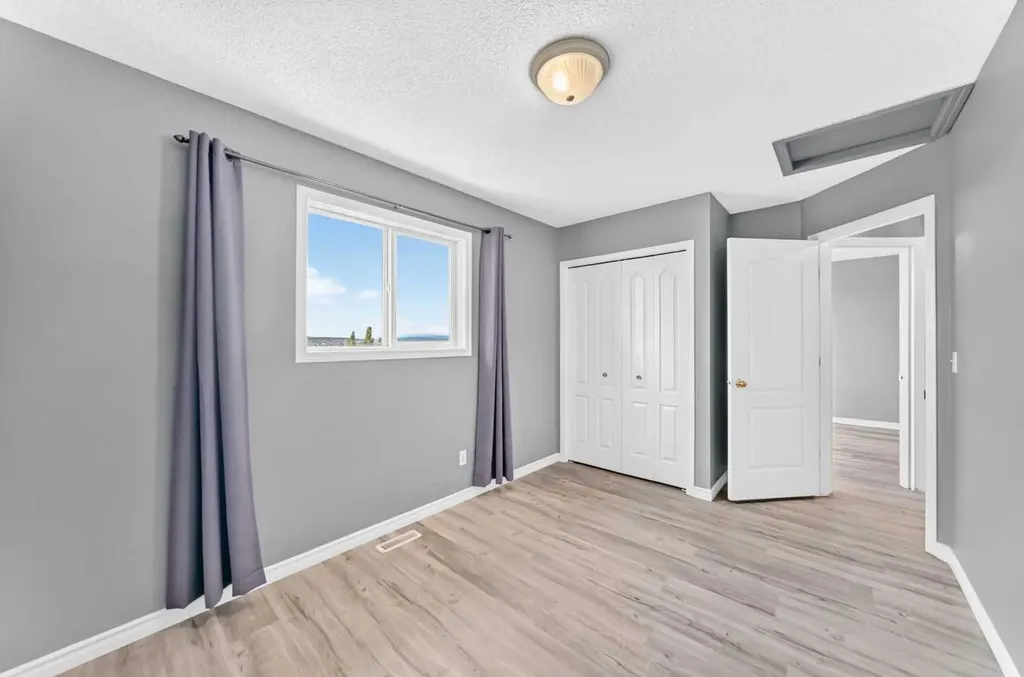 65 Tuscarora Place NW Calgary AB T3L2G1