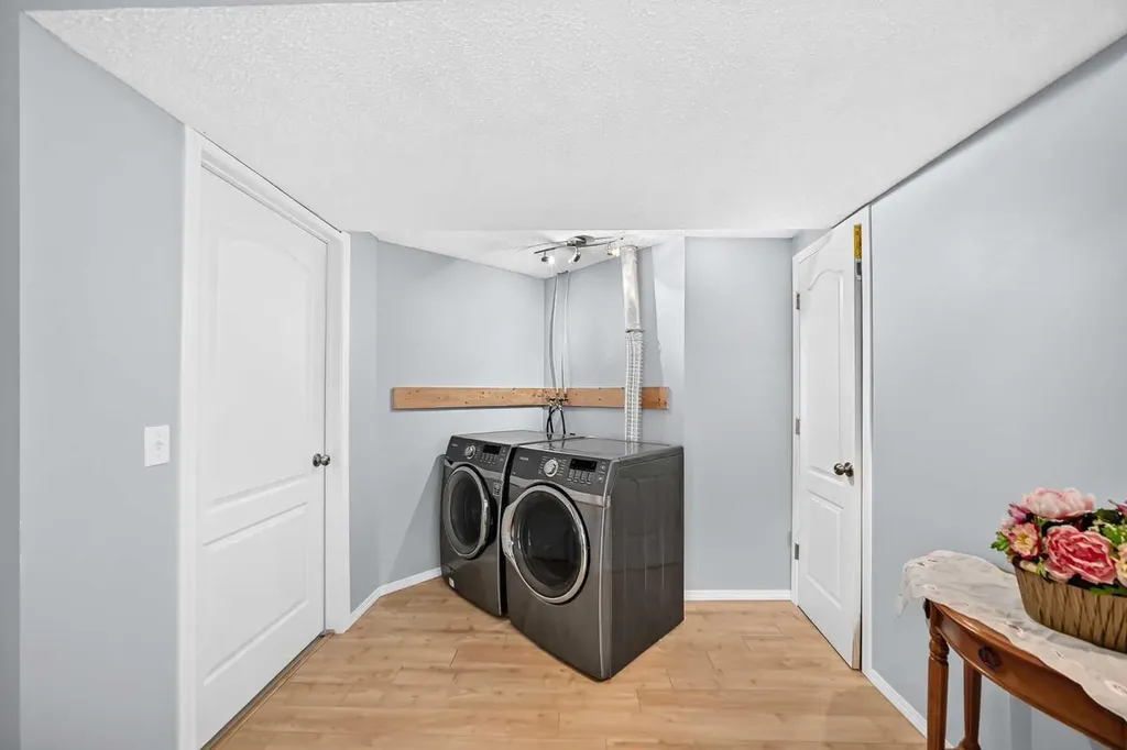 65 Tuscarora Place NW Calgary AB T3L2G1