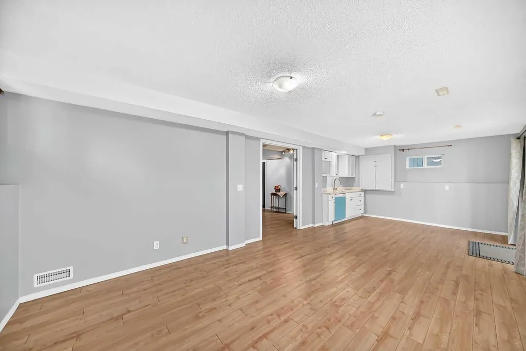 65 Tuscarora Place NW Calgary AB T3L2G1