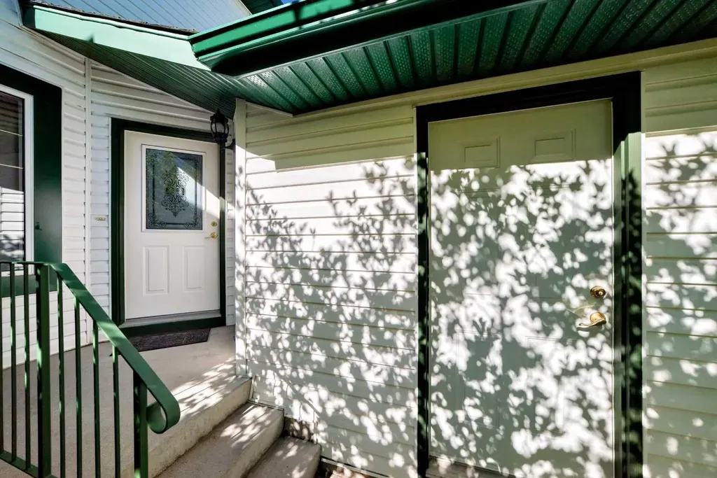 65 Tuscarora Place NW Calgary AB T3L2G1