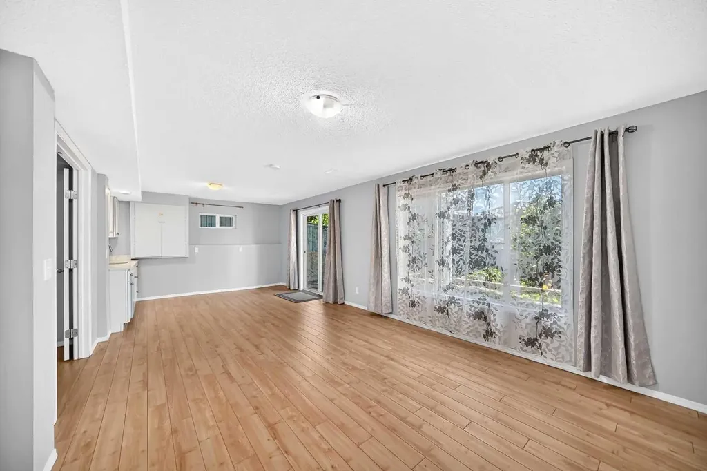 65 Tuscarora Place NW Calgary AB T3L2G1