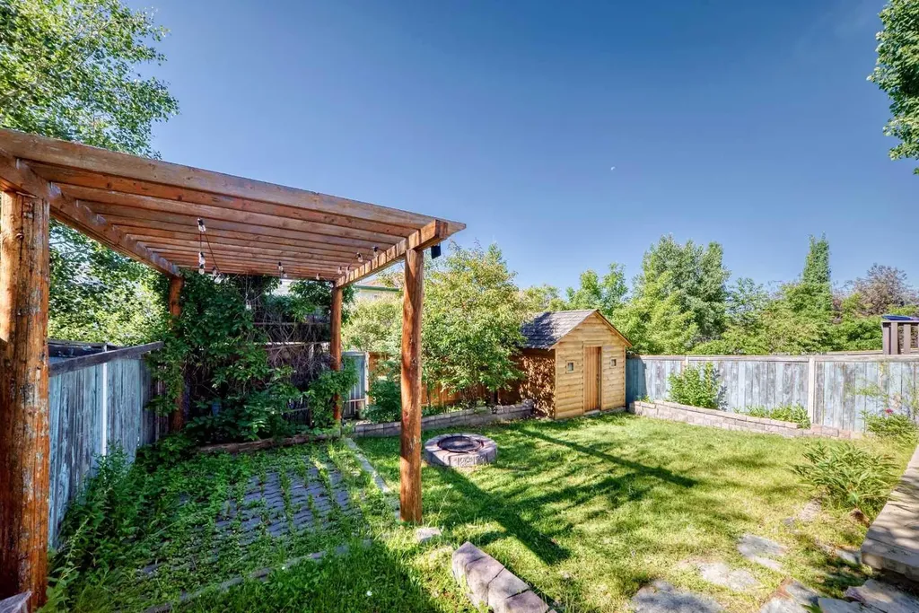 65 Tuscarora Place NW Calgary AB T3L2G1
