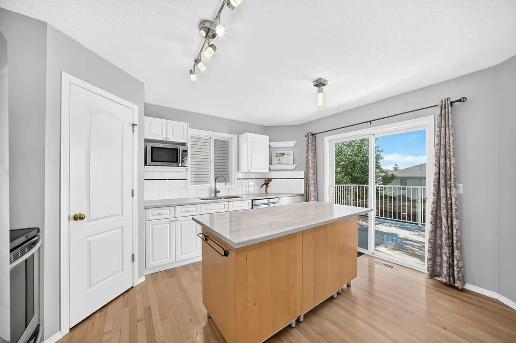 65 Tuscarora Place NW Calgary AB T3L2G1