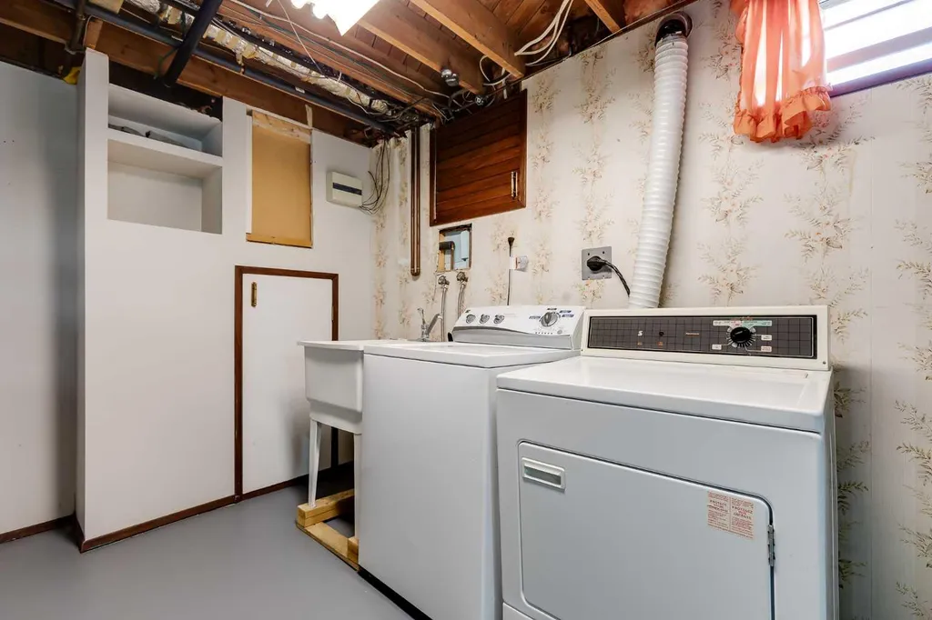 248 Huntcroft Road NE Calgary AB T2K 4E2