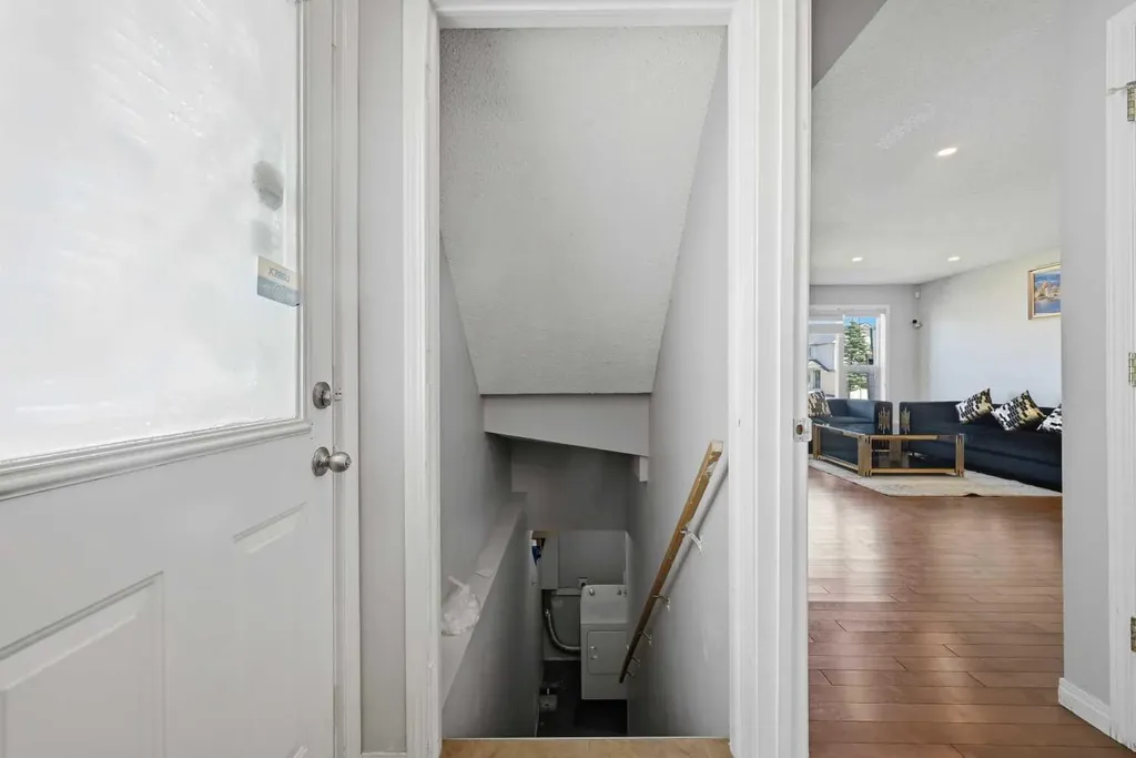 33 Saddlecrest Close NE Calgary AB T3J 5B5