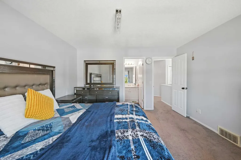 33 Saddlecrest Close NE Calgary AB T3J 5B5