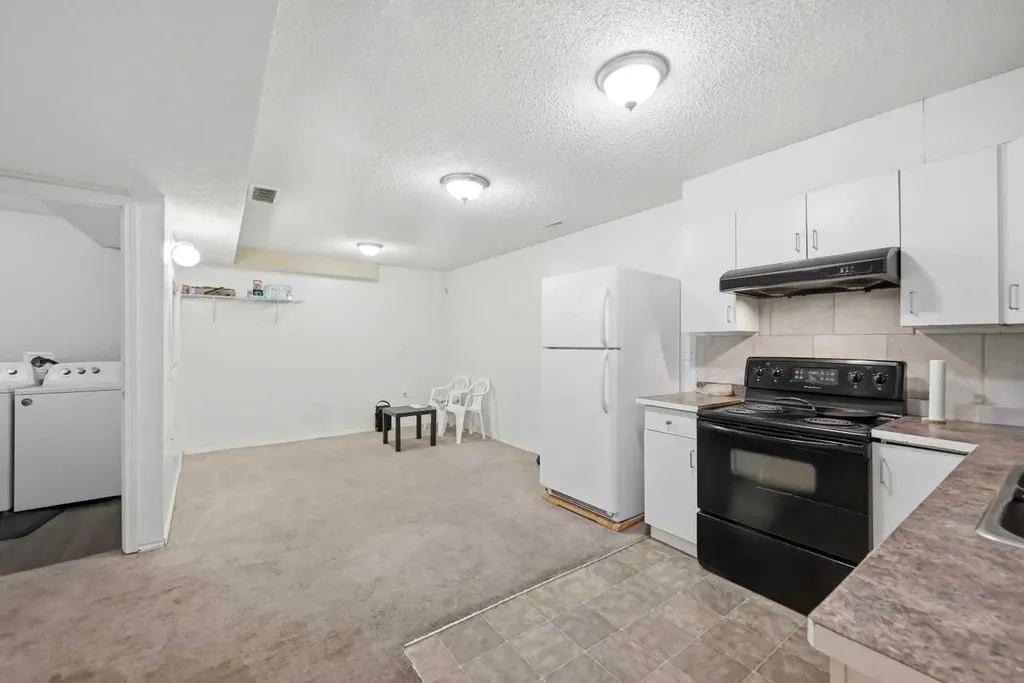 33 Saddlecrest Close NE Calgary AB T3J 5B5