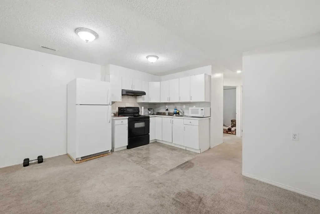 33 Saddlecrest Close NE Calgary AB T3J 5B5
