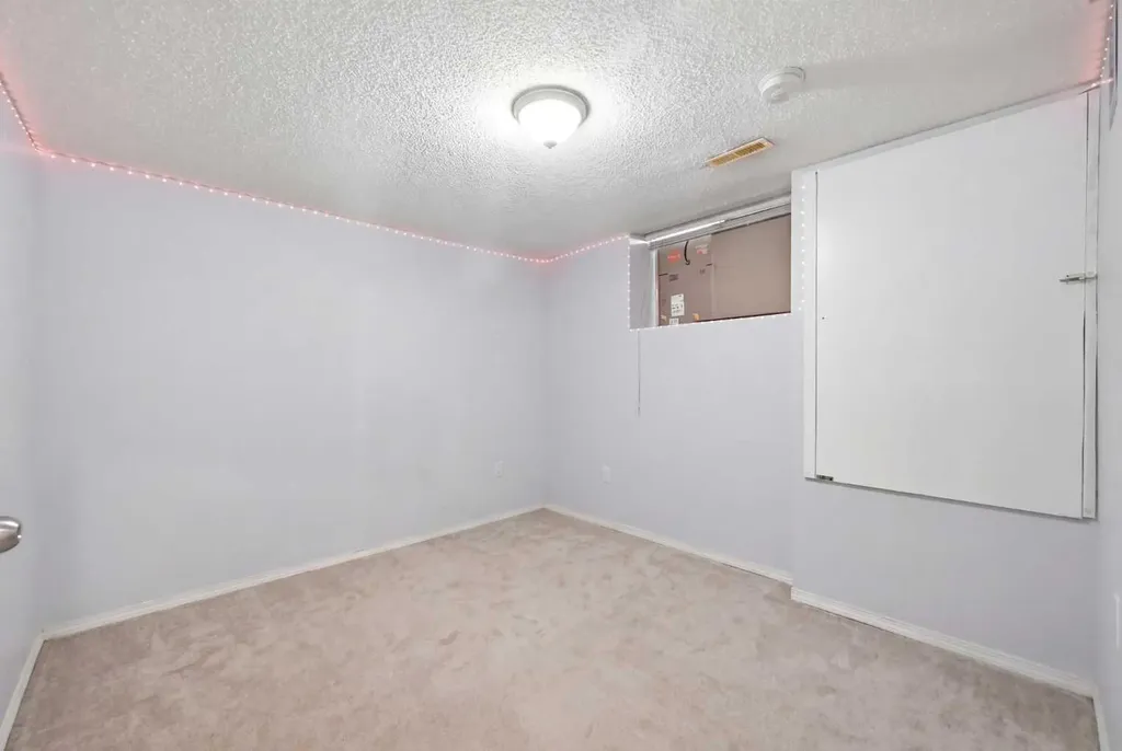 33 Saddlecrest Close NE Calgary AB T3J 5B5