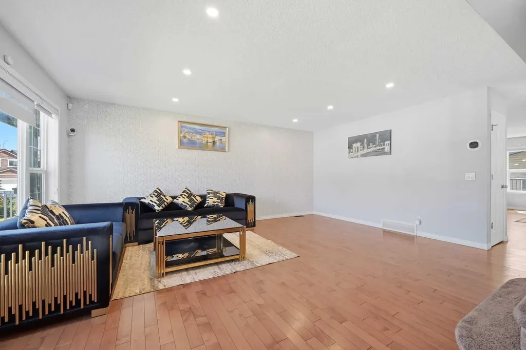 33 Saddlecrest Close NE Calgary AB T3J 5B5