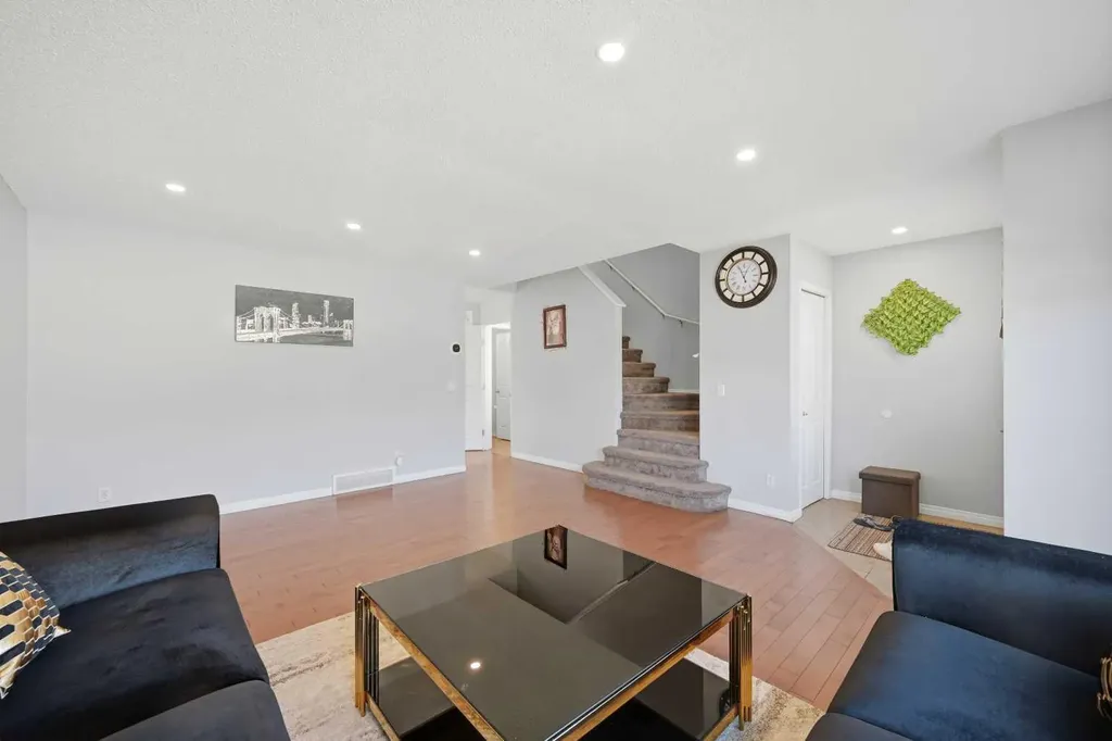33 Saddlecrest Close NE Calgary AB T3J 5B5