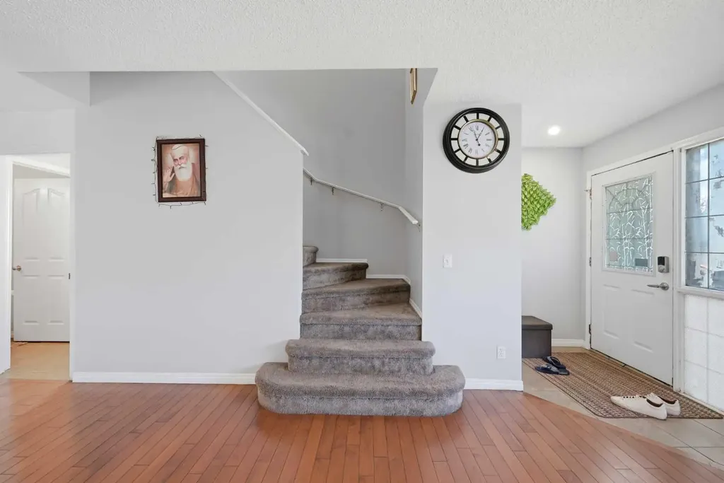 33 Saddlecrest Close NE Calgary AB T3J 5B5