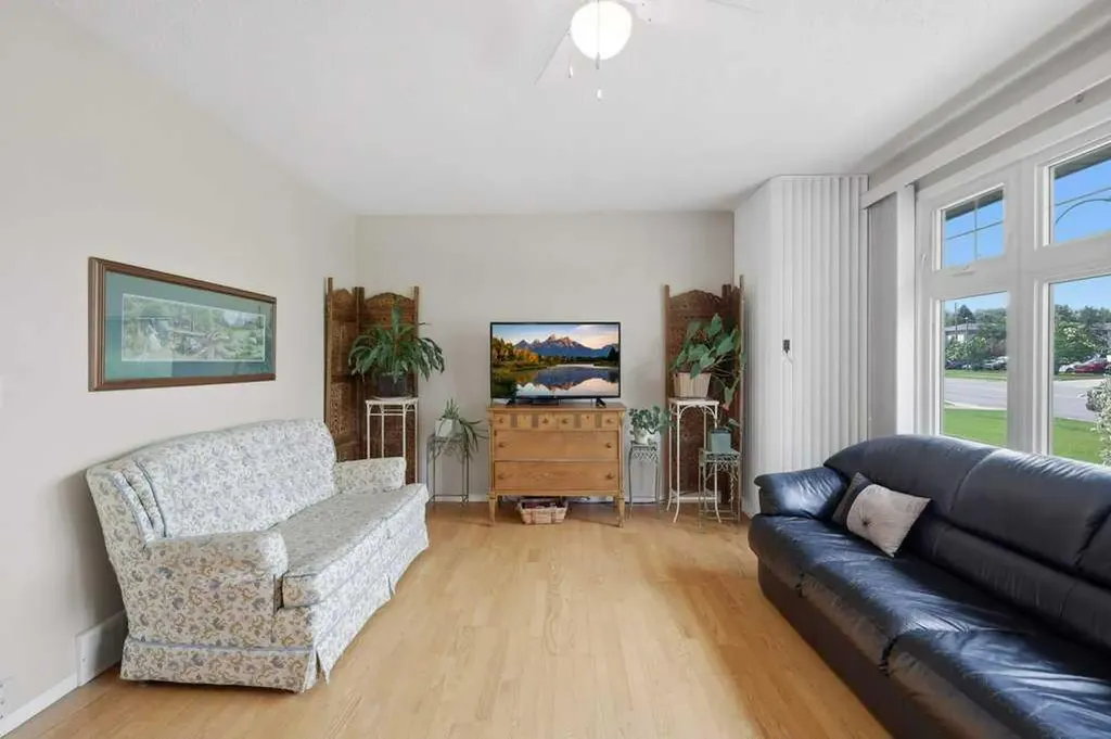 5709 56 Avenue Lacombe AB T4L 1N6