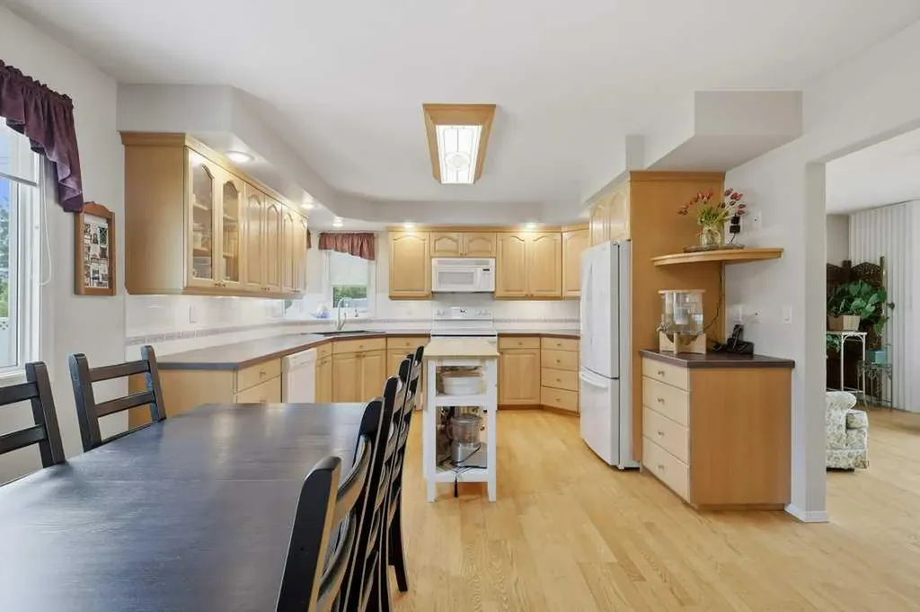 5709 56 Avenue Lacombe AB T4L 1N6
