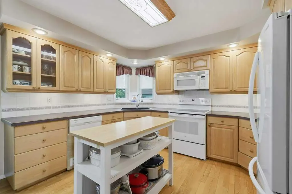 5709 56 Avenue Lacombe AB T4L 1N6
