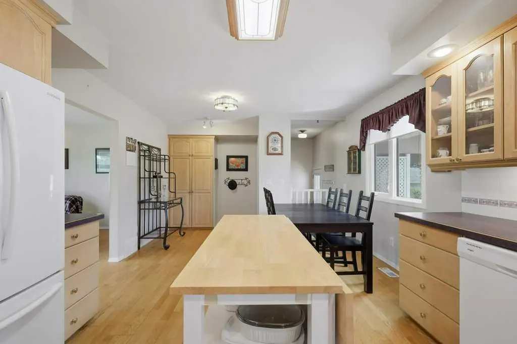 5709 56 Avenue Lacombe AB T4L 1N6