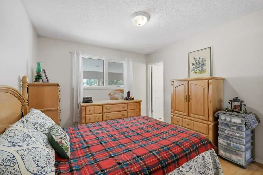 5709 56 Avenue Lacombe AB T4L 1N6