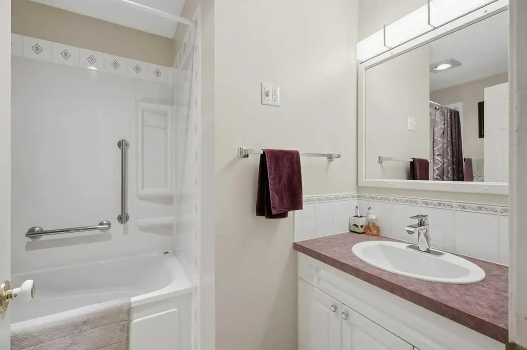 5709 56 Avenue Lacombe AB T4L 1N6