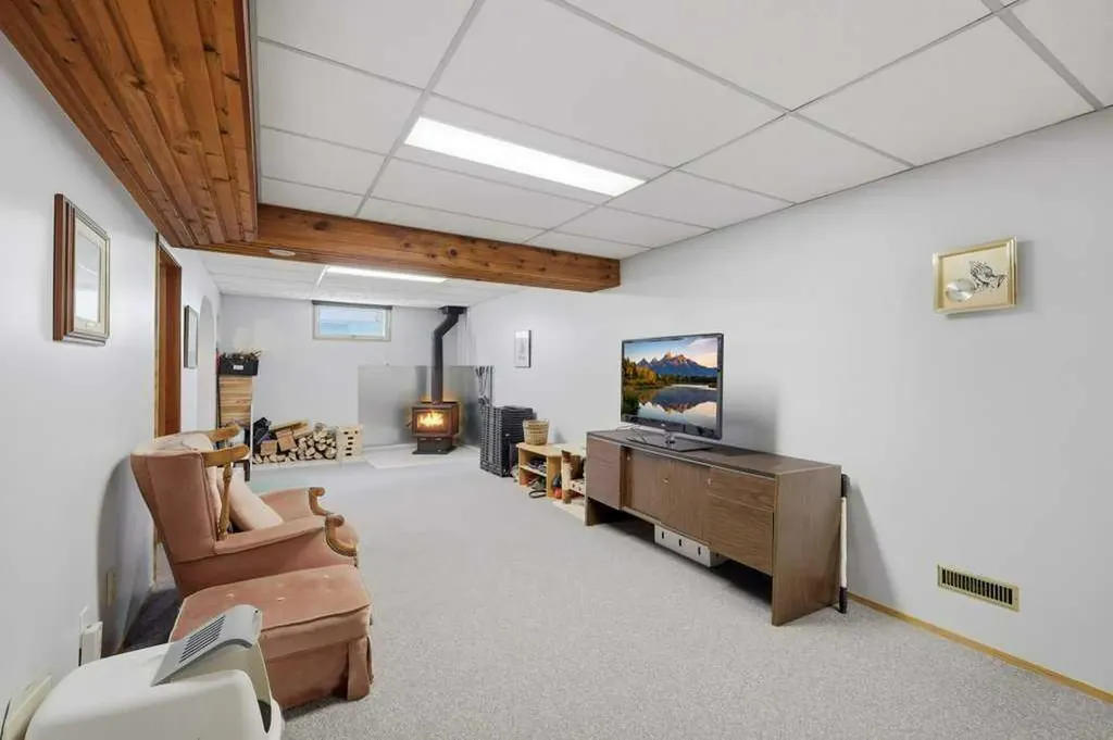 5709 56 Avenue Lacombe AB T4L 1N6